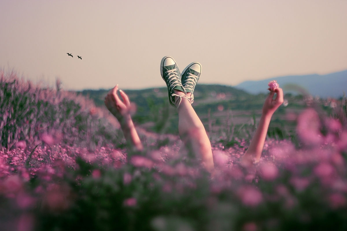 восхитительно. жизнь восхитительна. счастье летом. жизнь восхитительна. дети с цветами.