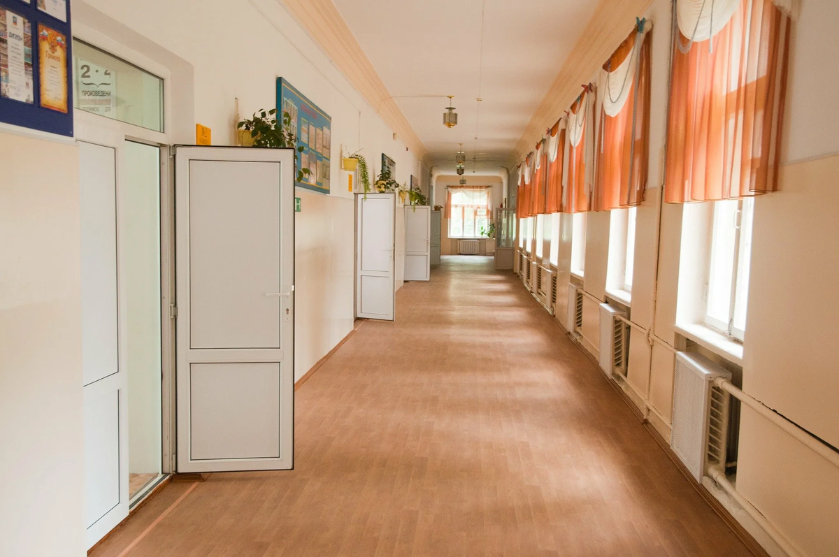 Обычный школьный коридор (Яндекс Картинки)
