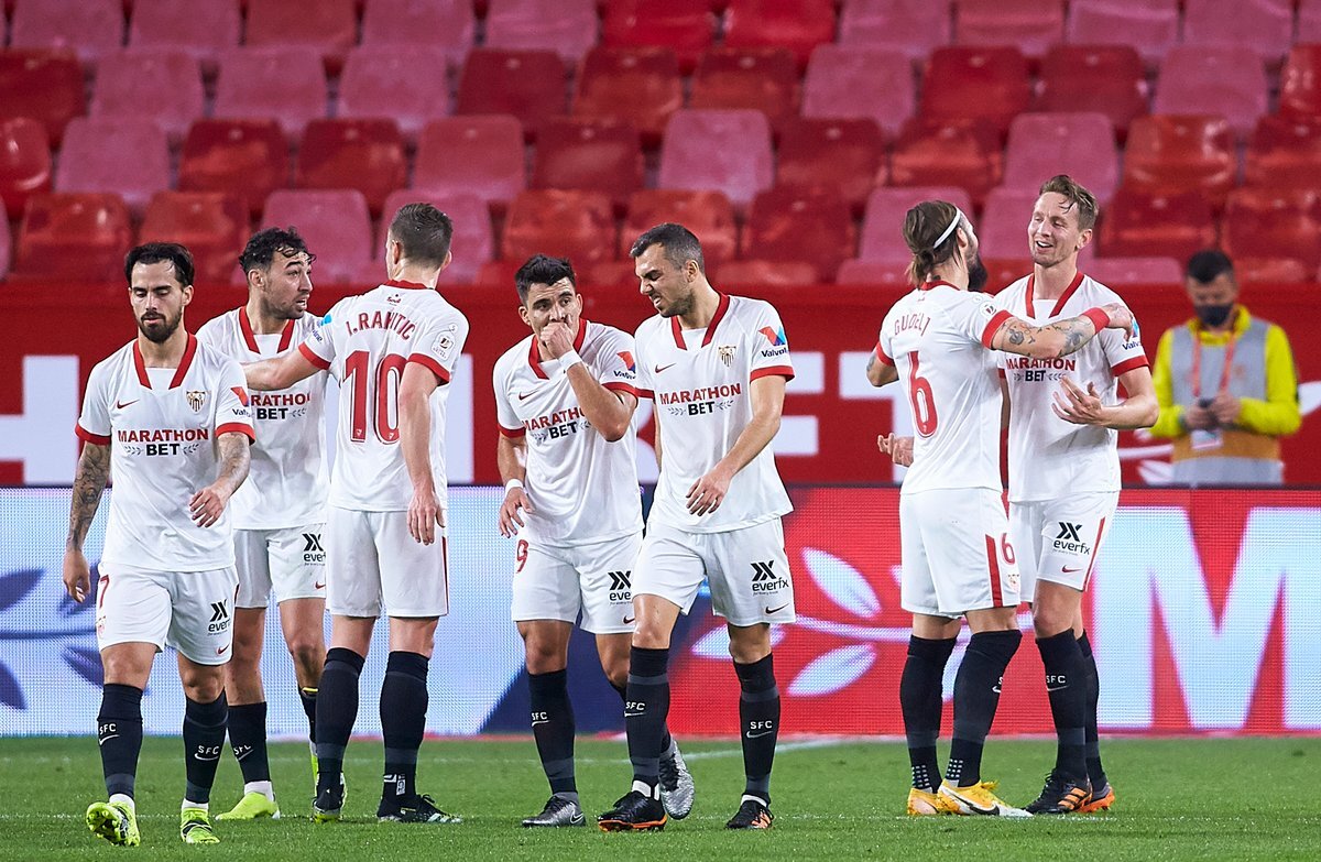 на фото ФК СЕВИЛЬЯ