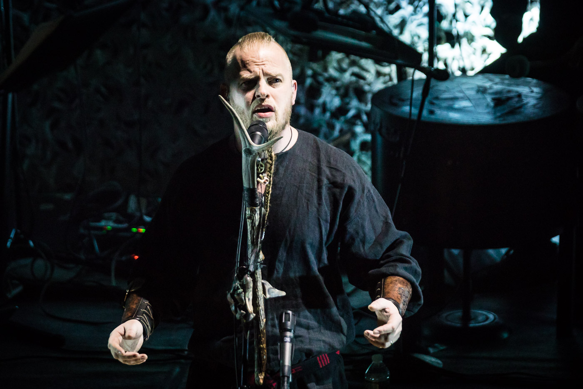 Эйнар Сельвик на выступлении Wardruna.