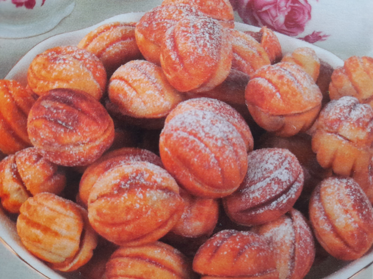 Тесто : 3 стакана муки , 0,5 стакана сахара , 250г. маргарина , 2 яйца , 1/4 ч. л. соды , 1/3 ч. л. соли . Начинка : 1 банка сгущёного какао или молока , 100г. сливочного масла , 200г. очищенных орехов .