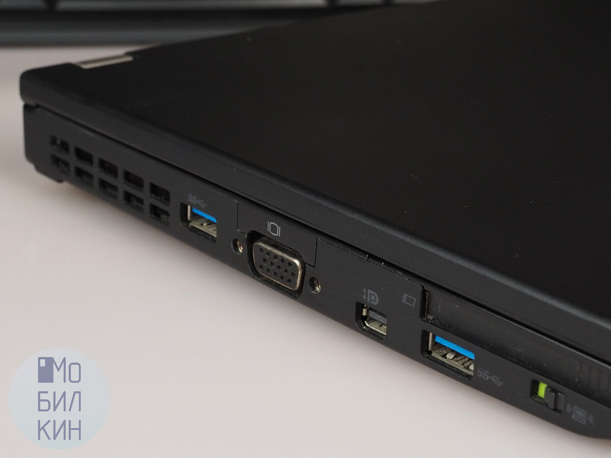 Слева: два порта USB 3.0 (один из них позволяет заряжать гаджеты), порты VGA и MiniDP, интерфейс ExpressCard для расширения и аппаратный рычажок 