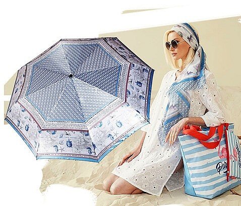 Фотография женщины с зонтом голубого цвета