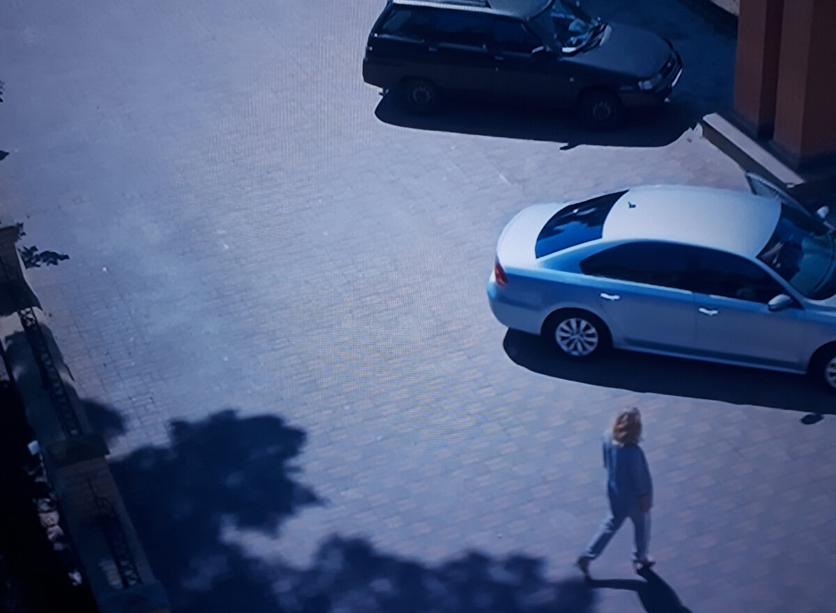 Он их увидел в машине и обомлел