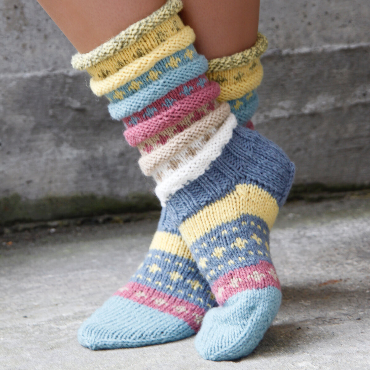 Разноцветные вязаные носки