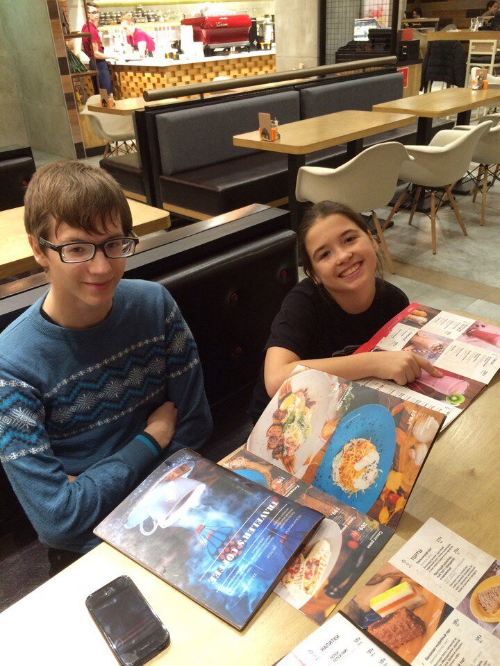 Юрец и Алина в любимой кафешке