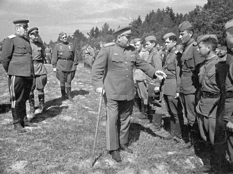 Генерал Еременко обходит строй бойцов. Фото из интернета.