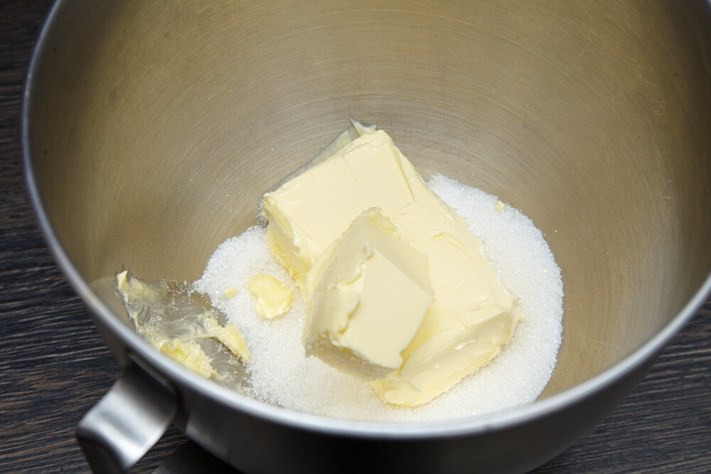 
Теперь взбейте их в пышную светлую массу. Если миксера нет — придется, конечно, немного напрячь мускулы. Если есть, то взбивайте массу около 2-х минут.