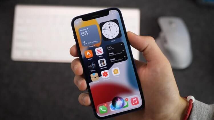 Зачастую  обновления и правда замедляют iPhone. Потому что в них появляется  механизм троттлинга процессора на устройствах с изношенной батареей