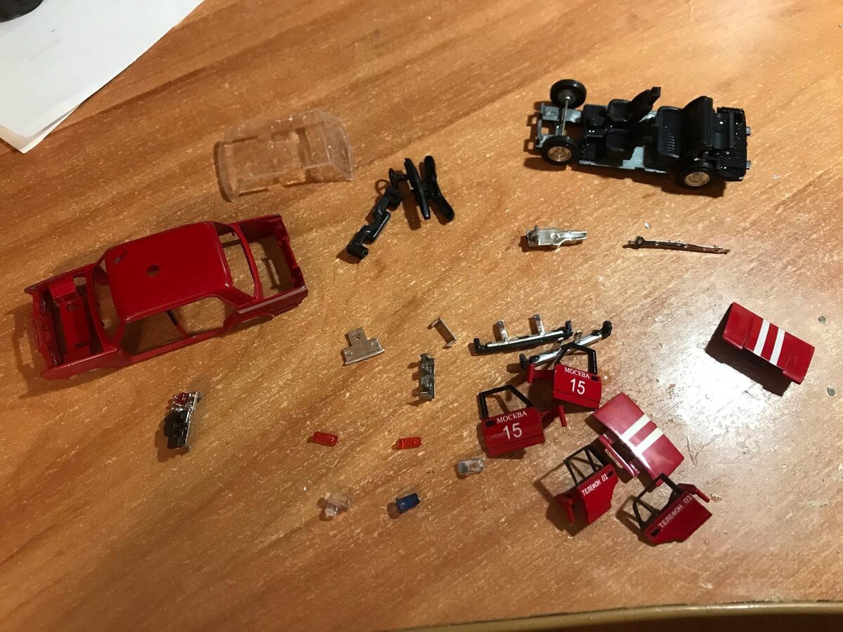 Ваз 2107 в разобранном состоянии. После разборки следует цикл типичных процедур: снятие краски, обработка деталей, обезжиривание, покраска.