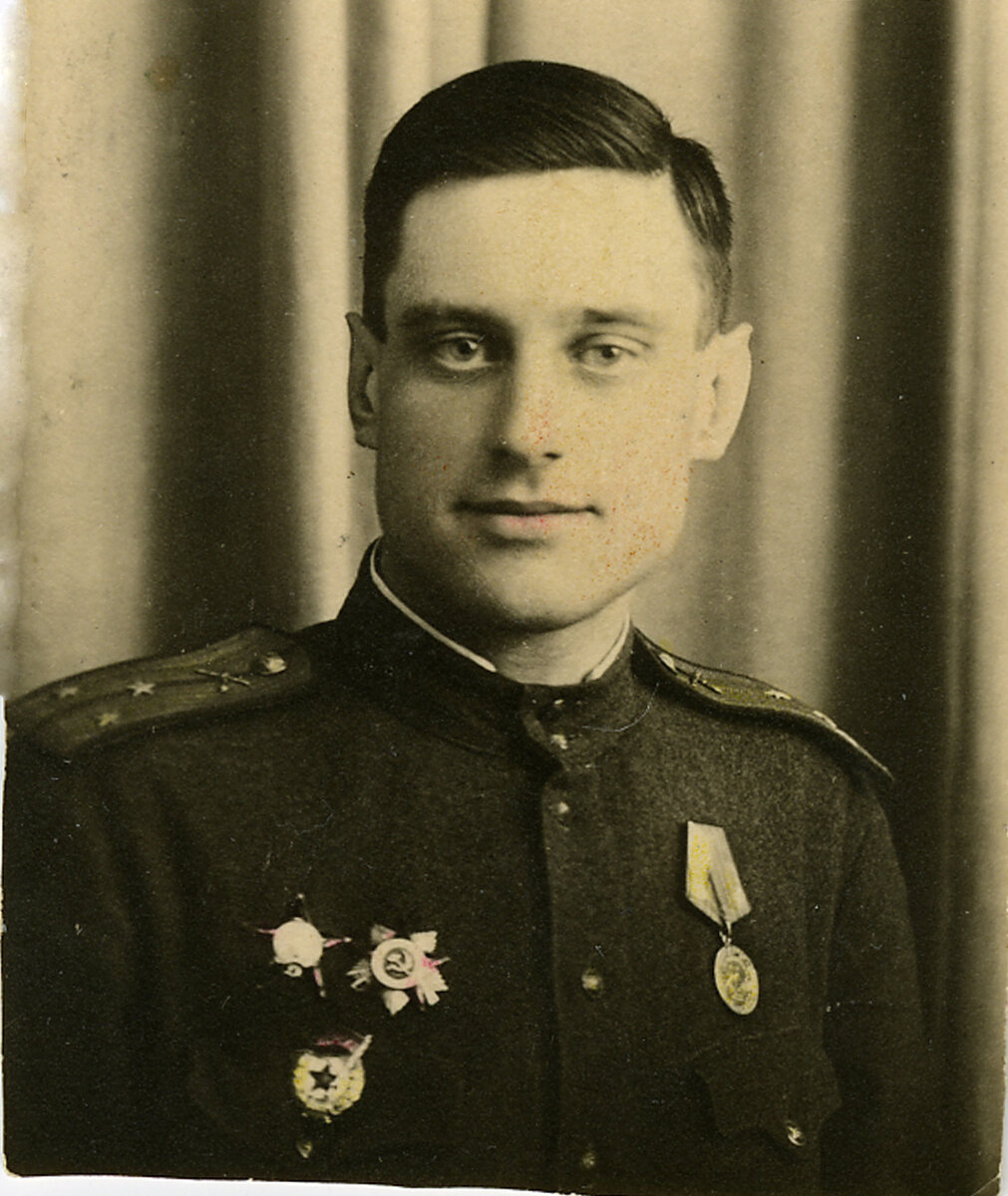 Гвардии старший лейтенант Владимир Костенецкий. 1945 год. Снимок из семейного архива Костенецких.