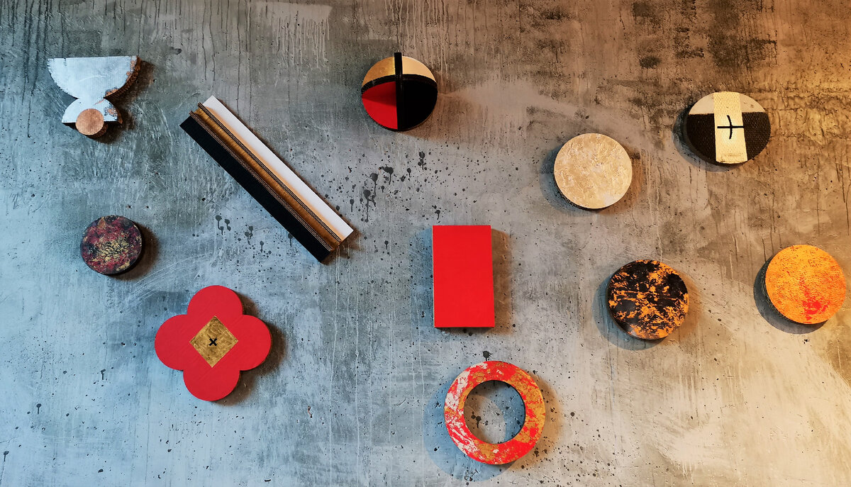 Белый, черный, красный, золотой; Овен, Чаша, Золотая середина, Цветок, Красная книга, Лунная дорога, Молчание.

