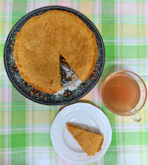 Рассыпчатый яблочный пирог из остатков масла и сметаны.