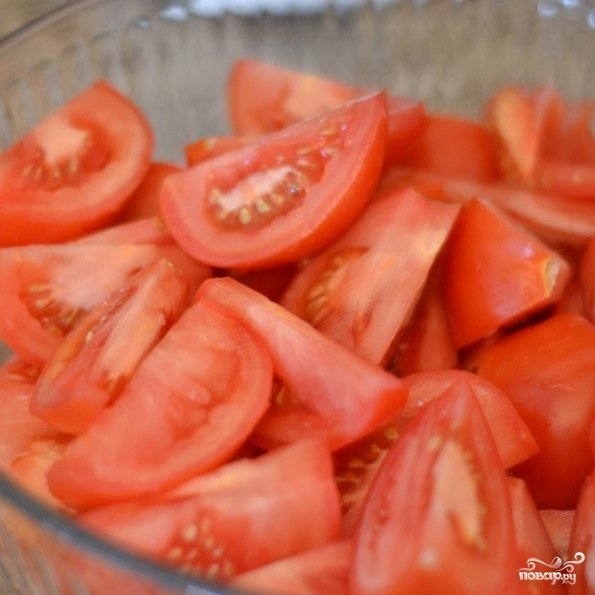 
Помидоры промываем и нарезаем на дольки.