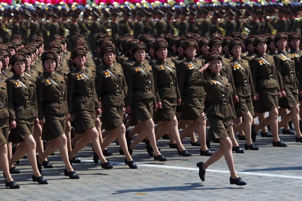 Сколько северной корее. Парад КНДР женщины. Северная Корея девушки маршируют. Женщины в армии Северной Кореи. Армия Северной Кореи.
