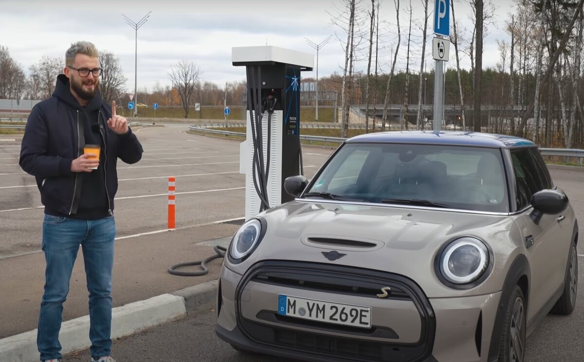 
Внешне MINI Electric похож на классический трехдверный хэтчбек и выделяется яркими желто-зелеными деталями и уникальными дисками колес