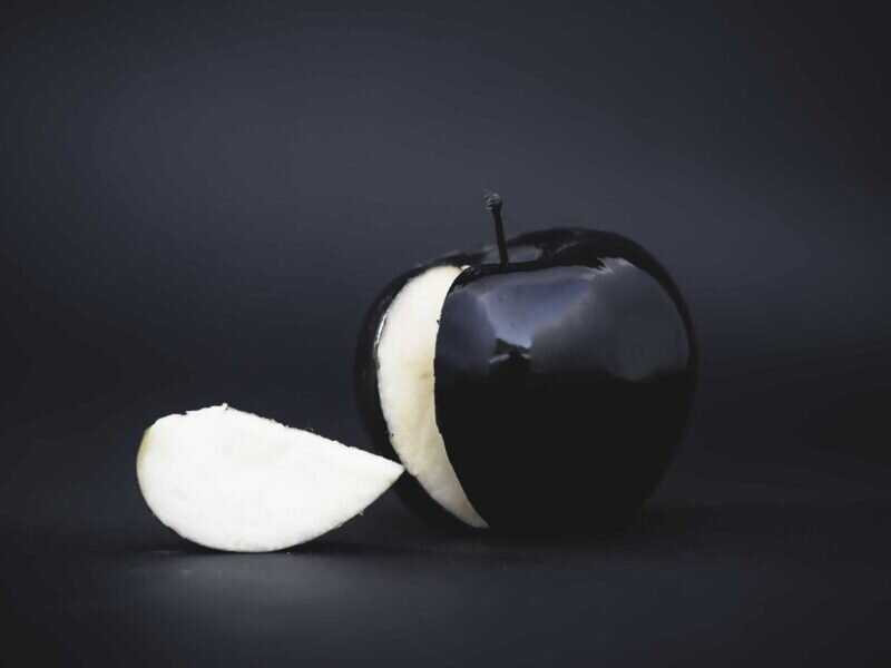Черные яблоки купить. Яблоко черный Алмаз. Яблоко на черном фоне. Яблоко на темном фоне.