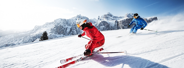 Друзья катаются на горных лыжах (фото из открытых источников)