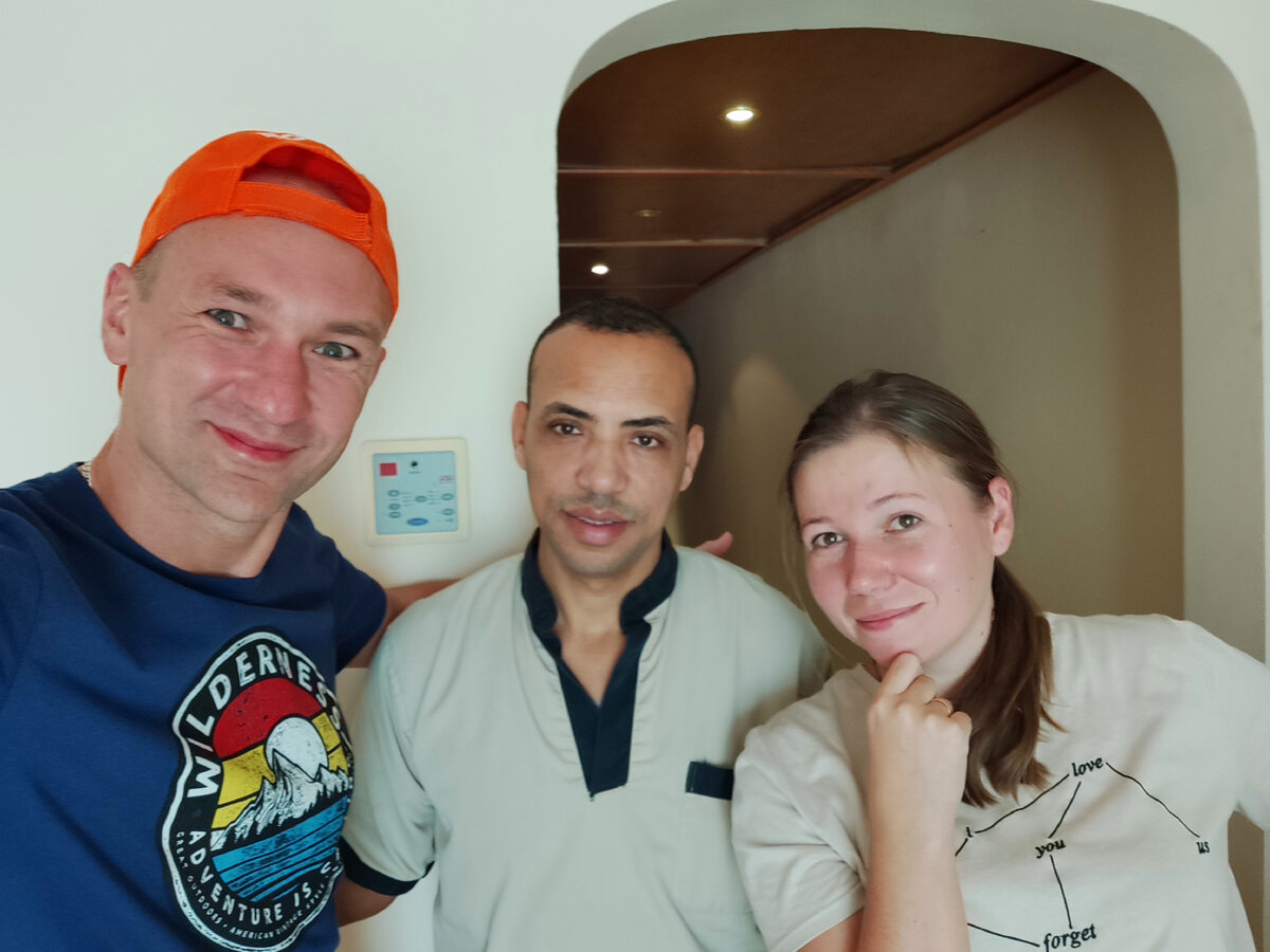 Заставил нас с ним сфоткаться 😆