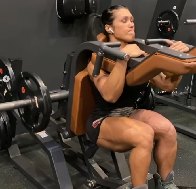 Чудовищно красива: бразильский Халк в юбке, икона бразильского фитнеса Алессандра Алвес де Лима