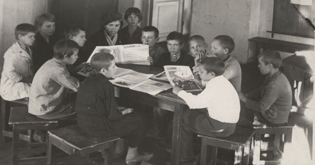 Дети читают газету "Безбожник". https://emakar.ru/