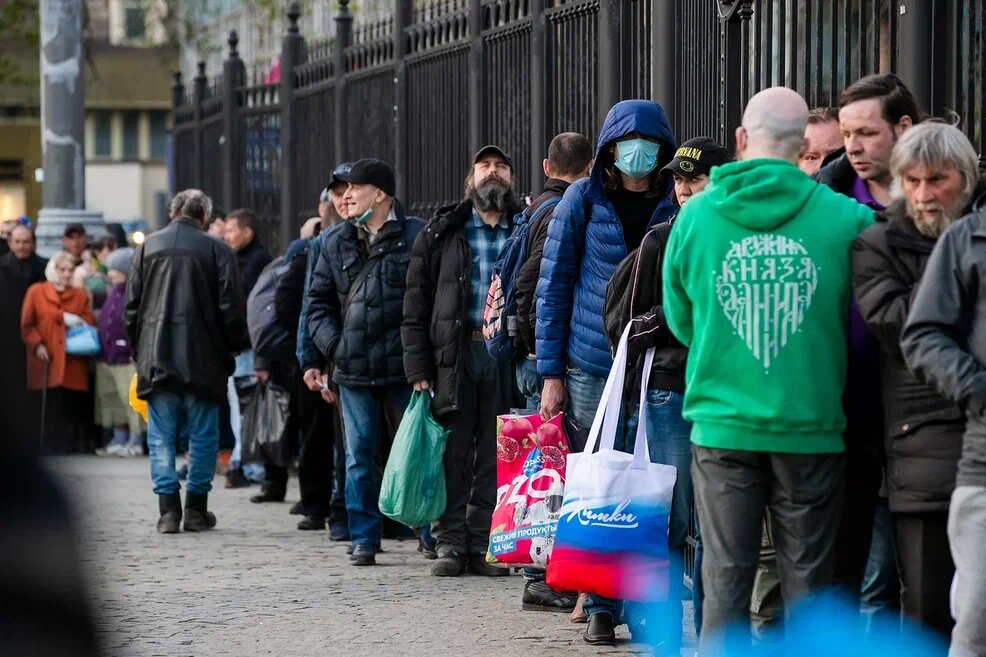 Дмитрий помогает людям создать очередь