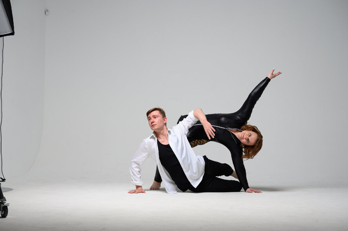 Хореографический зал. Танцующий внутри. Танцующий дом в праге. Танцующий внутри. Танцующий внутри.