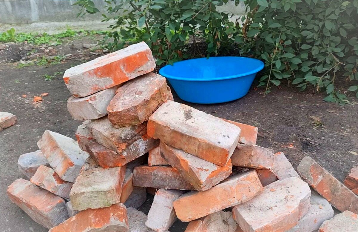 Дорожки из старого кирпича. Из битого кирпича своими руками. Дорожка из кирпича на даче. Кирпичная дорожка на даче. Из битого кирпича.