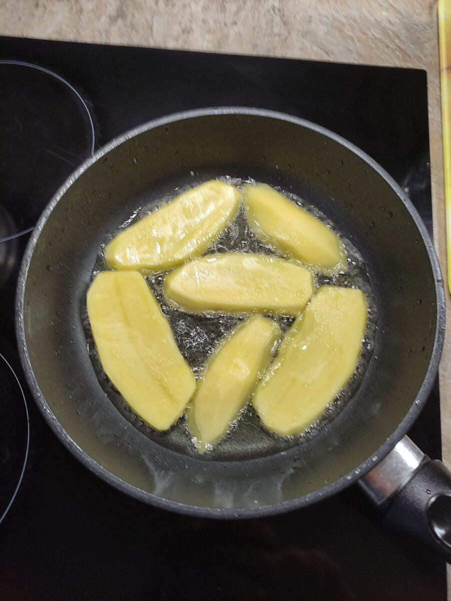 Обжариваем картофель.