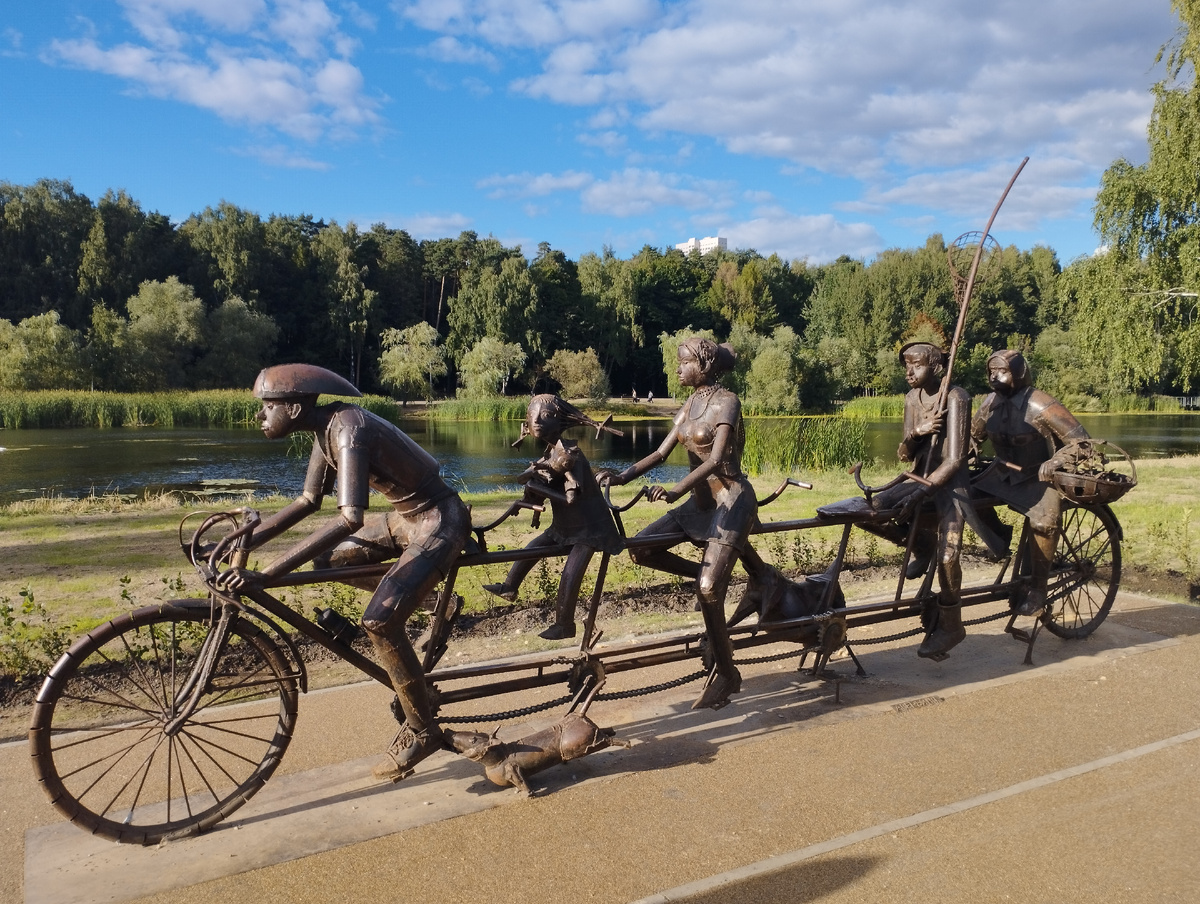 Общий вид скульптуры "Дачники"(вид сбоку)