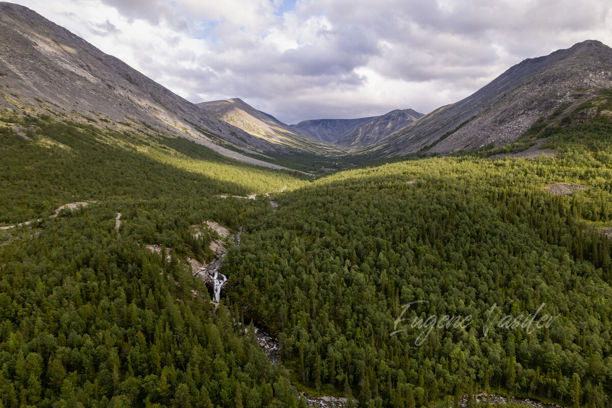 Вид с высоты птичьего полёта на водопад "Красивый" в Хибинах