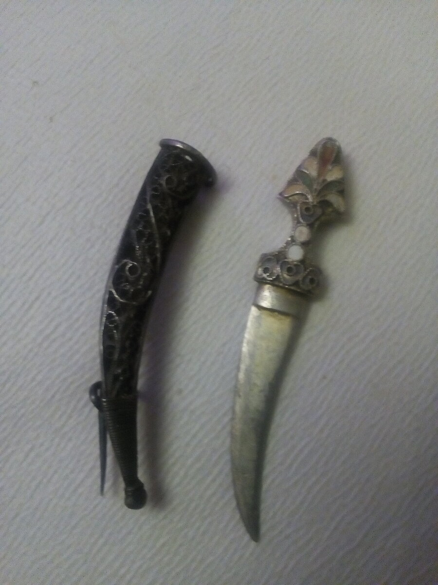 Брошка - неудачный подбор.