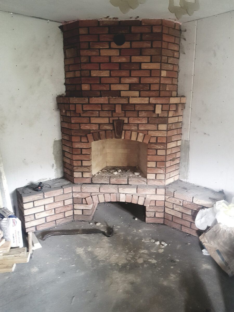 Камин,угловой из кирпича ручной формовки .