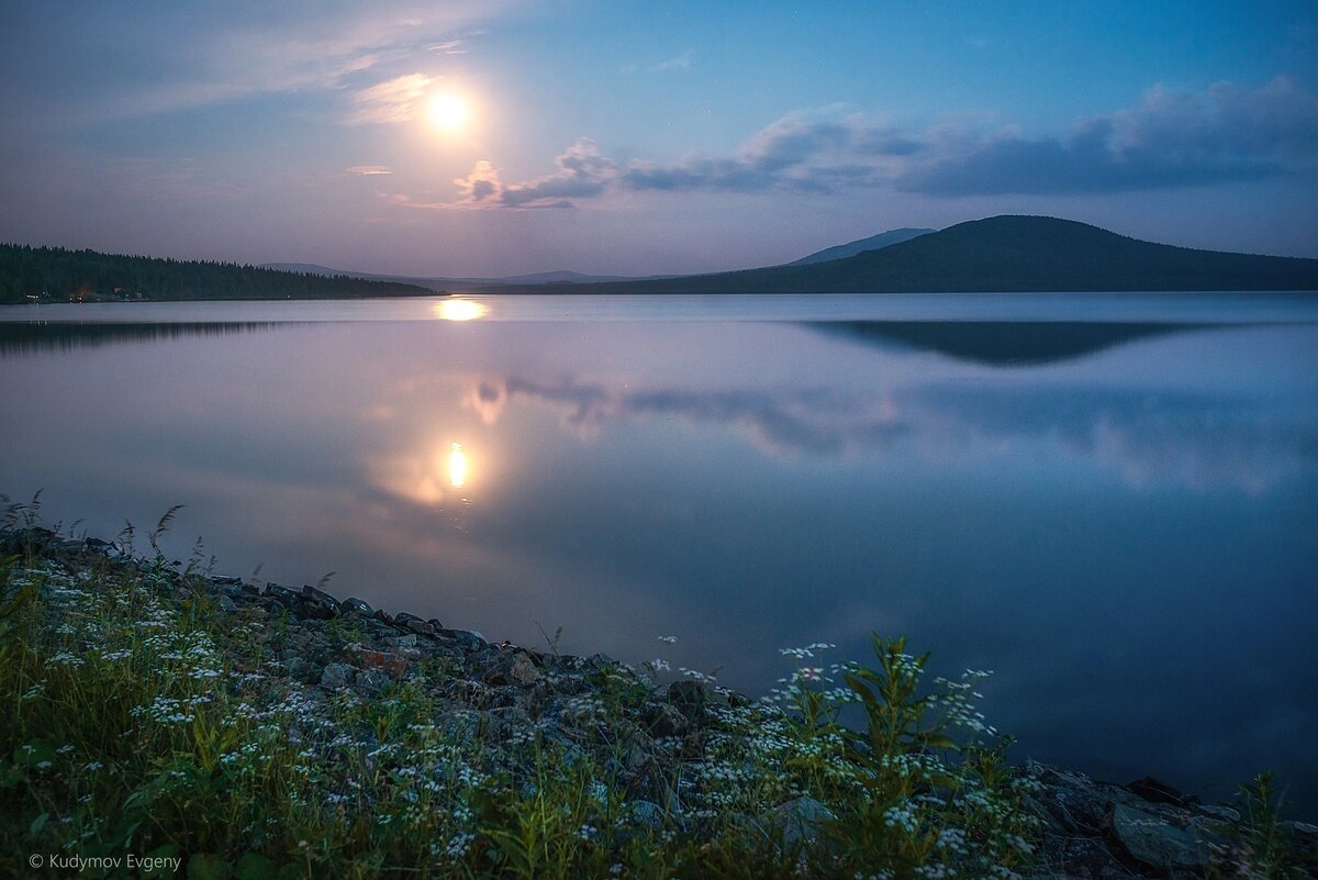 Это наше озеро Зюраткуль в обьективе профессионального фотографа