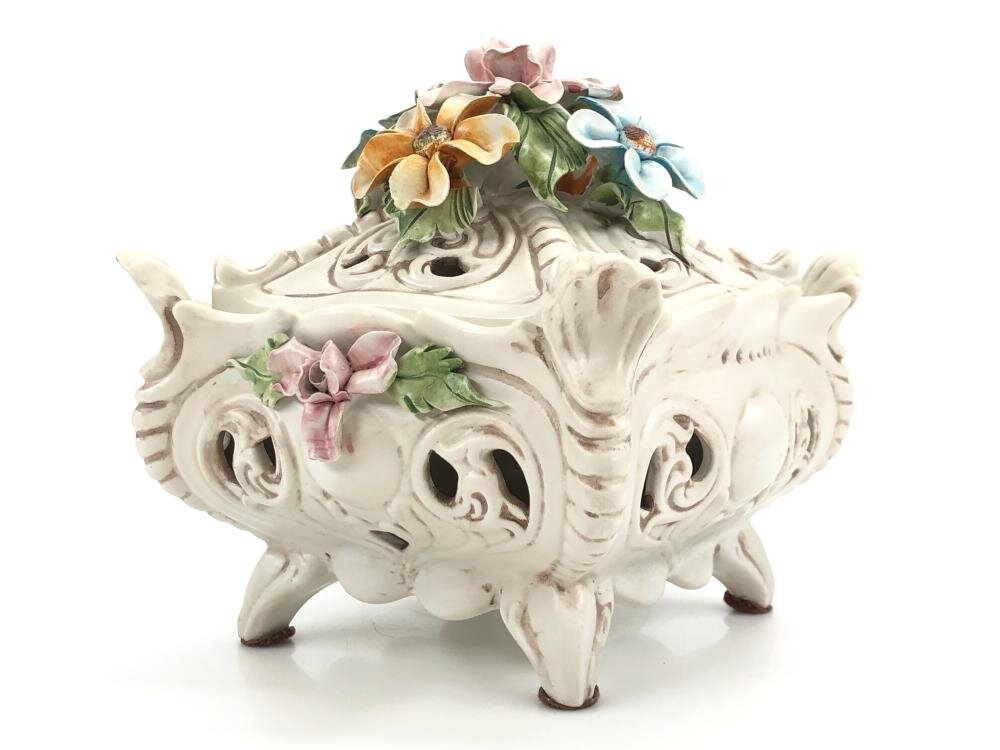 Фарфор италии. Capodimonte Porcelain. Шкатулки Capodimonte. Фарфоровые итальянские часы. Каподимонте голуби фарфор.