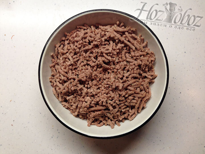 Мясо отвариваем и пропускаем через мясорубку