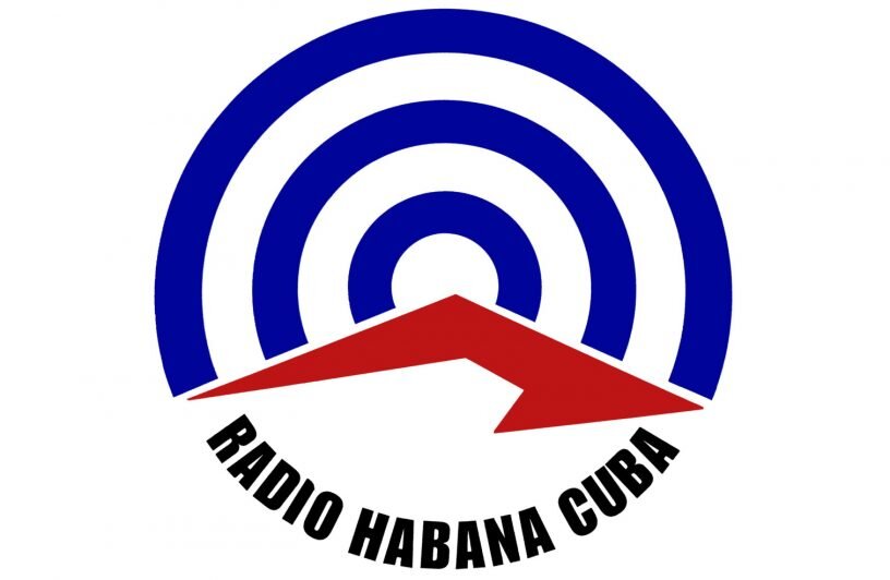 Логотип Radio Havana Cuba. На лого мы видим очертания о. Куба и символ радиоволн.