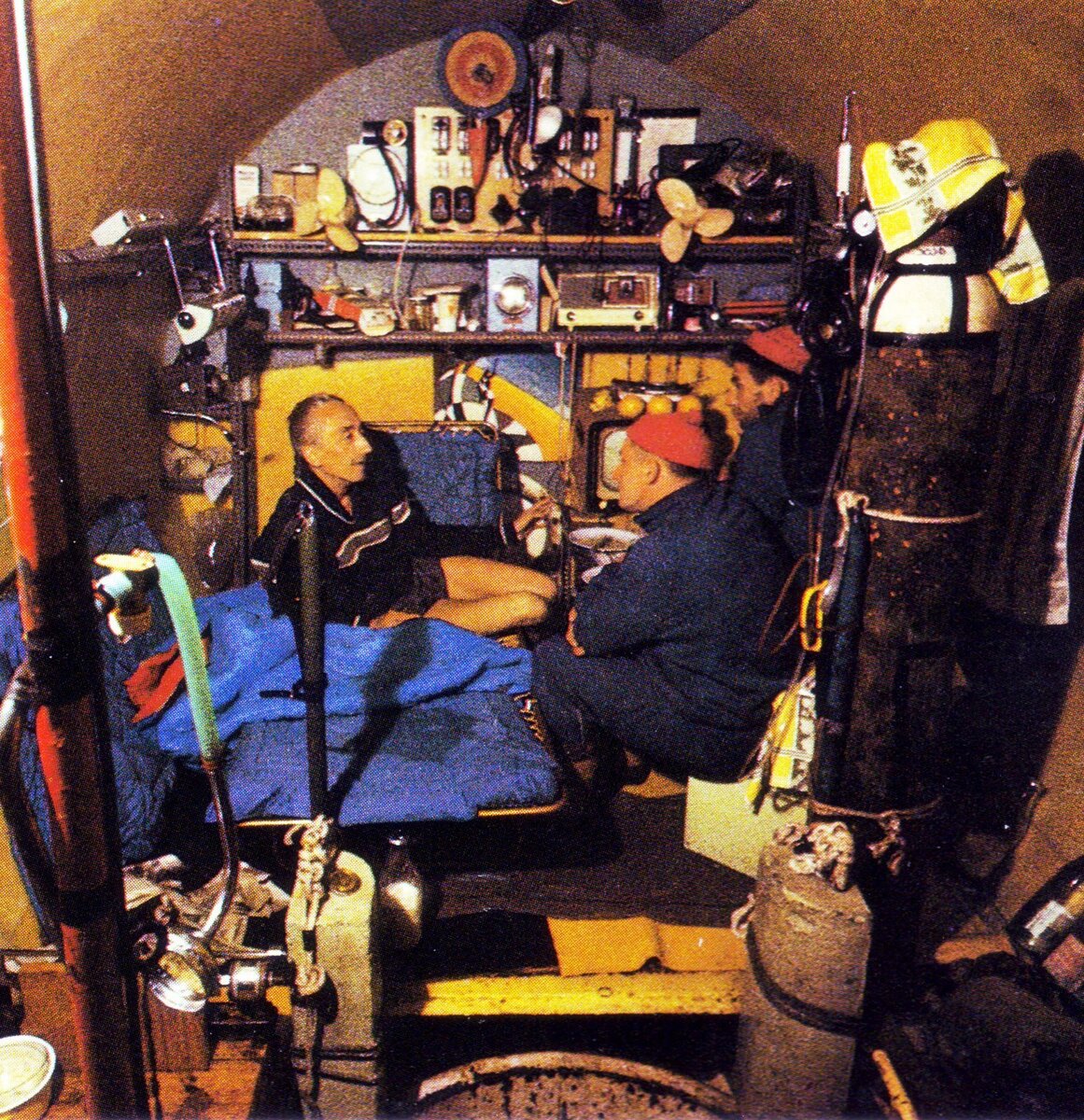 Жак-Ив Кусто внутри своего подводного дома «Коншельф I»