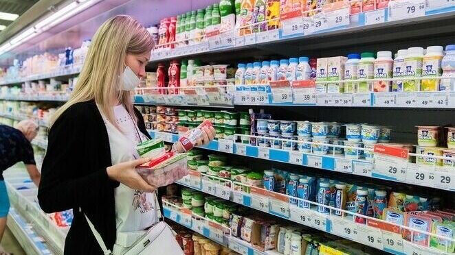     В тюменских магазинах отмечается постепенное увеличение цен на фрукты. По данным «Нашего города», подорожали бананы, сливы, арбузы, огурцы и помидоры. Местные овощи пока можно найти по цене 18-20 рублей за килограмм.