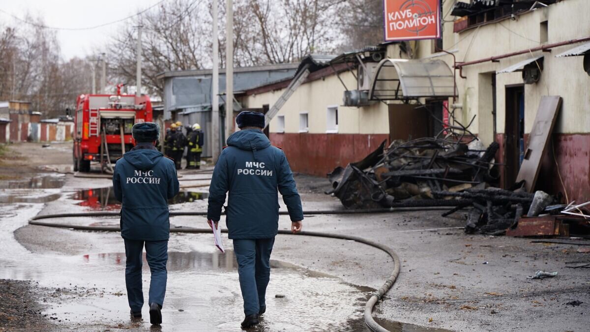    Сотрудники противопожарной службы МЧС России на месте пожара в ночном клубе "Полигон" на Никитской улице в Костроме© РИА Новости / Ольга Евтушкова