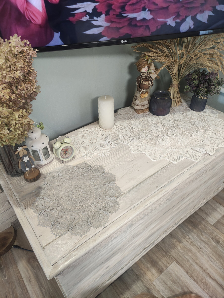 Белые салфеточки отдала свекровь. Им около 40 лет. Серая-современная рельефная, вязала я сама. 