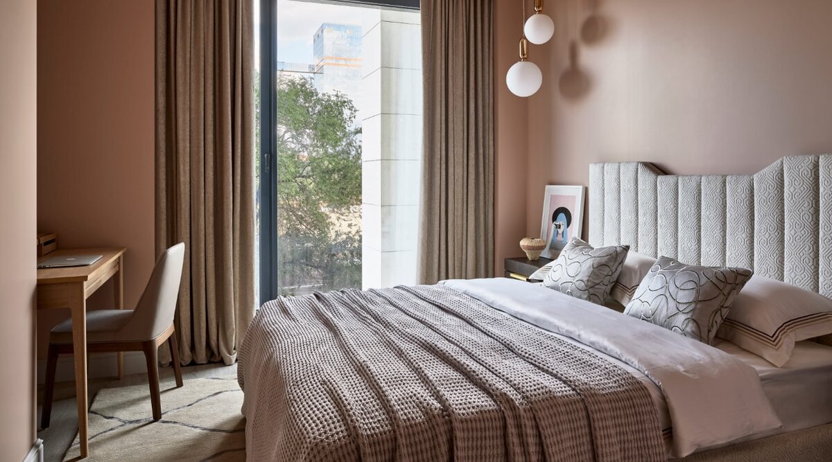 Теплый пудровый оттенок в отделке стен, потолка и текстиля придал интерьеру спальни уютный характер. Для создания комфортной обстановки автор проекта дизайнер Виктория Колтыпина выбрала пару прикроватных тумб Bridge и кровать Нео-Ньюбери Страйпс, а также стол Home Office, стул Хэмптон