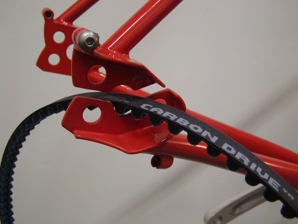 Вот эта щель нужна для засовывания пера. А потом сюда прикрутят дропаут.