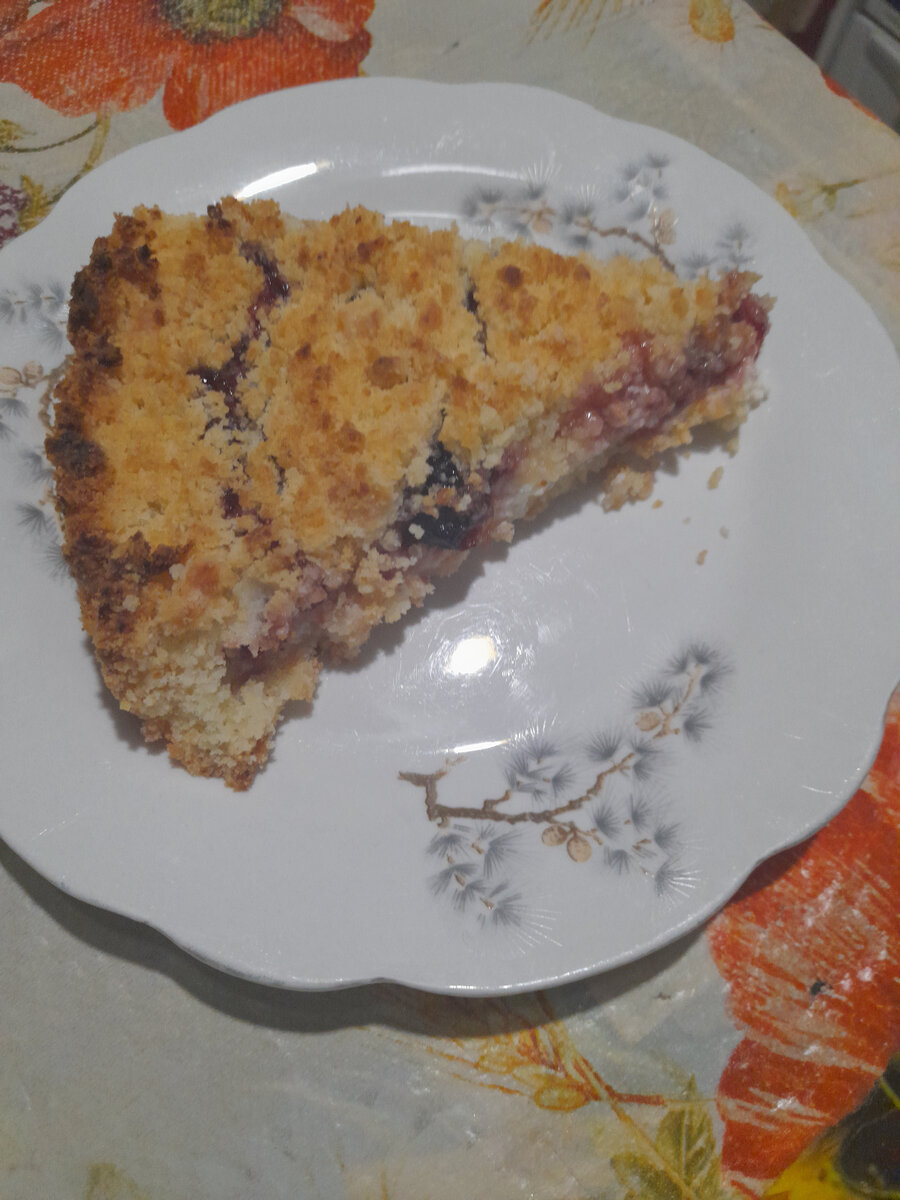 Пирог с творожно-вишнёвой начинкой.