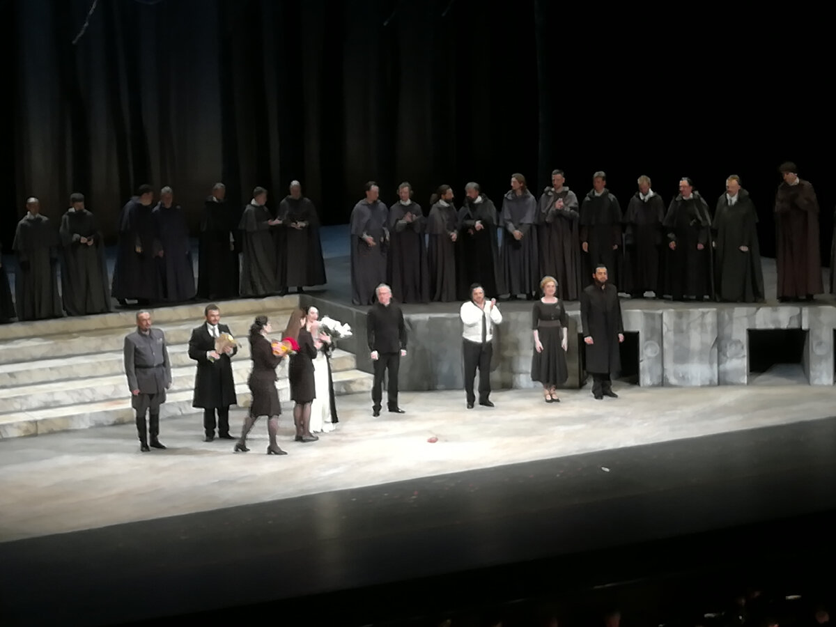 Общие поклоны. Денисовой вручают цветы.