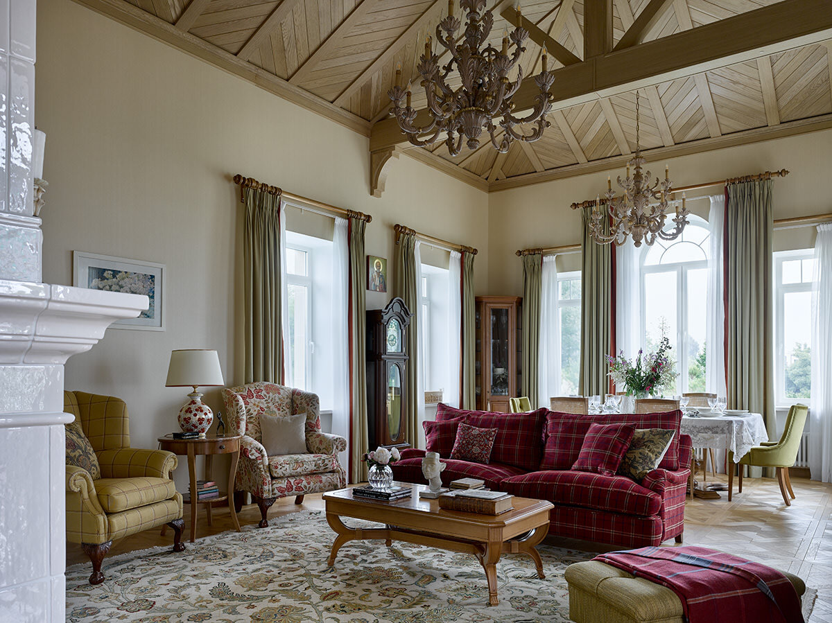 Гостиная в загородном доме по проекту Дарьи Харитоновой. Диван и кресла – Duresta. Светильники Сhelini.