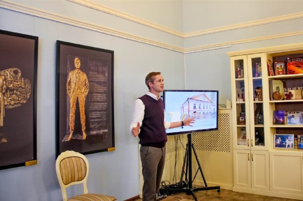 В Твери в Доме поэзии актеры ТАТД читали стихи о любви на лирическом вечере