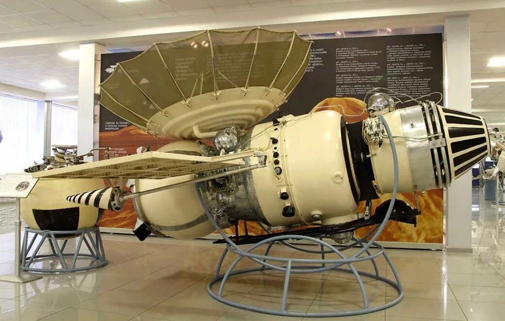 Поэтому огромные ожидания были связаны у учёных с работой "Венеры-4". 