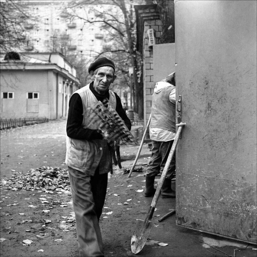 Дворник на работе