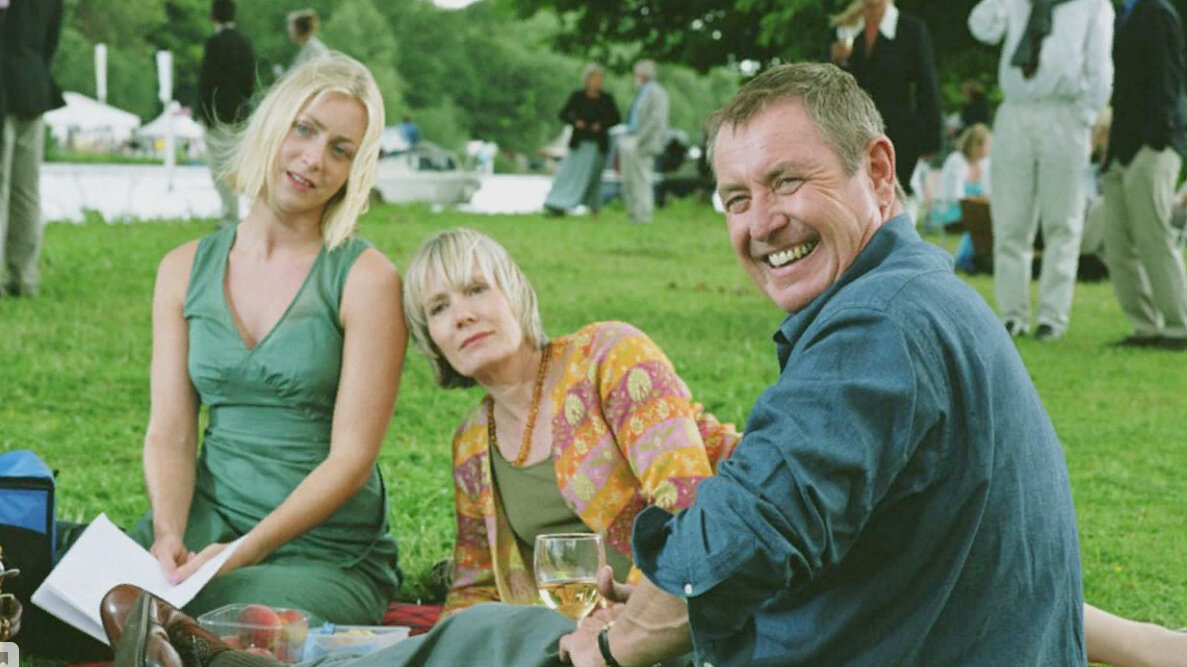 Кадр из сериала "Чисто английские убийства" ("Убийства в Мидсомере"). Семья Барнаби. Скриншот кадра для иллюстрации